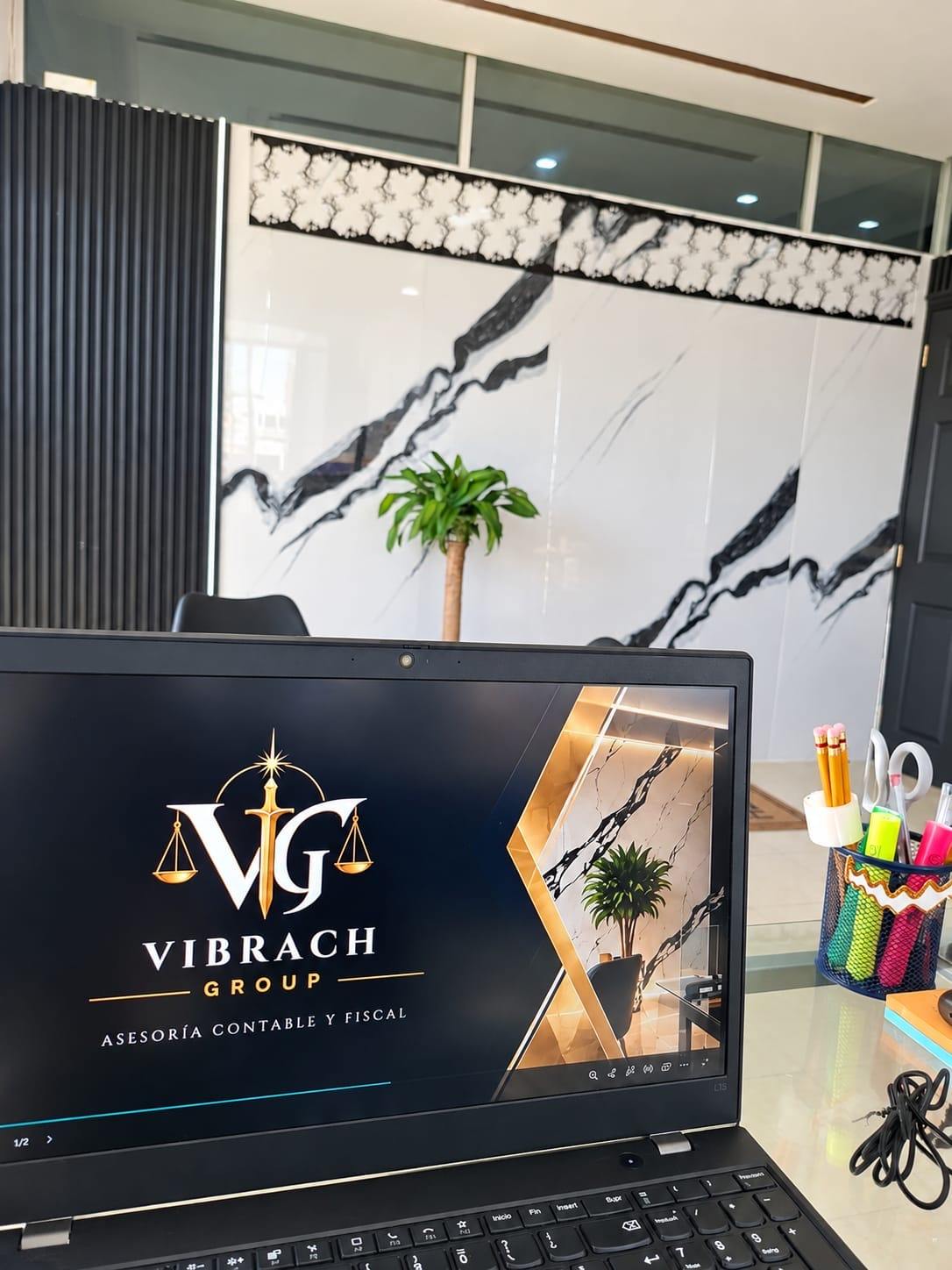 Laptop en la oficina mostrando el logotipo de Vibrach Group