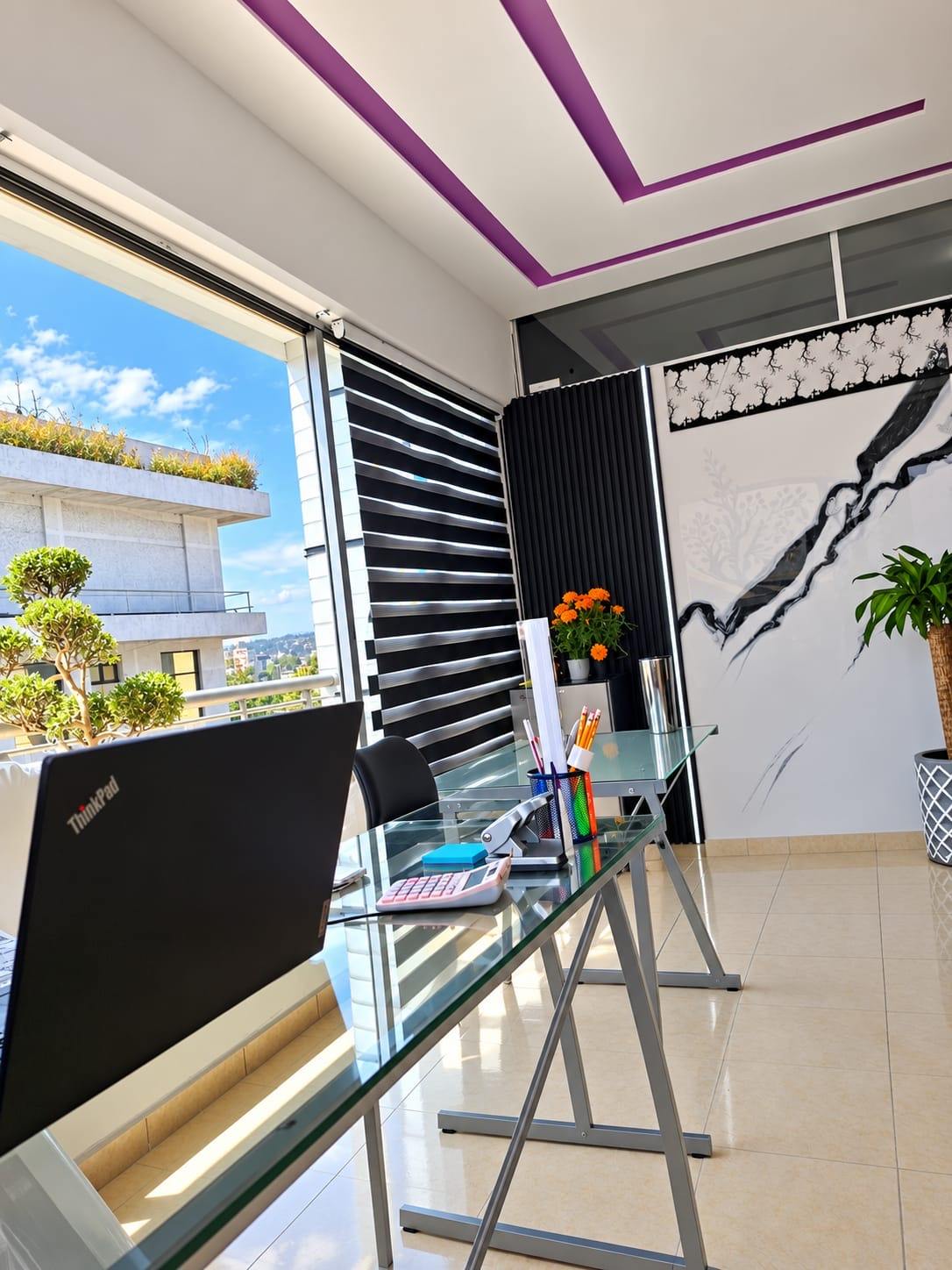Escritorio de la oficina junto a una ventana con vista a la ciudad